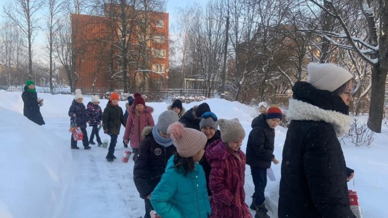 Космодемьянские школьники продолжают поддерживать зимующих птиц