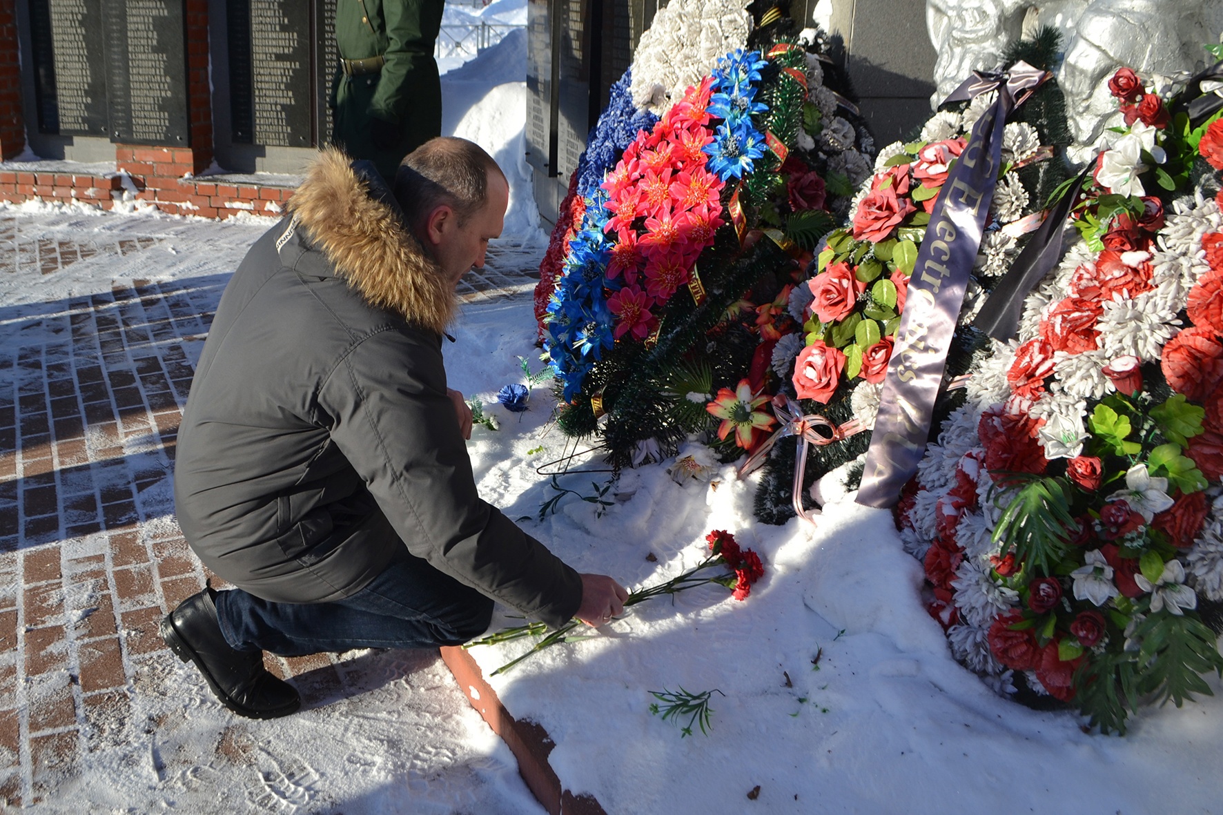 В Дорохово возложили цветы к мемориалу Славы | 15.01.2024 | Руза -  БезФормата