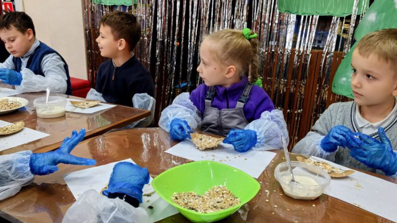 В Рузской библиотеке сделали кормушки для птиц