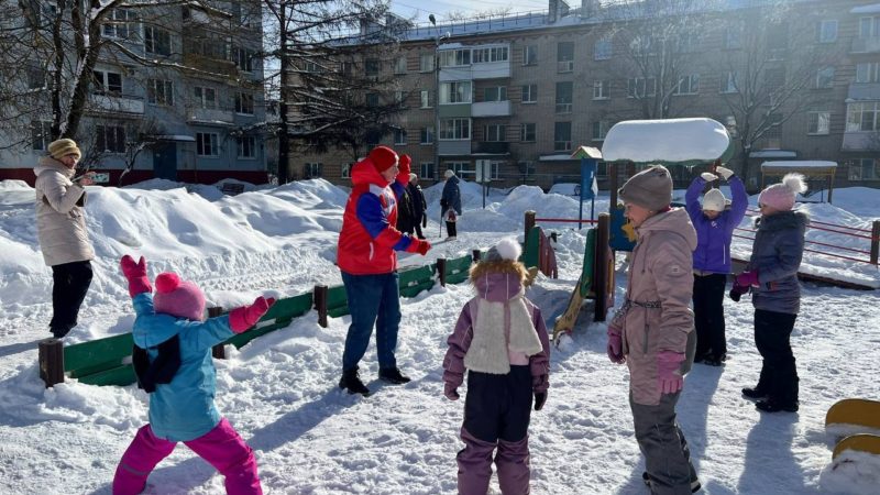 Волонтеры играют с детьми во дворе