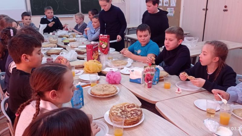 Дороховские школьники угощались блинами