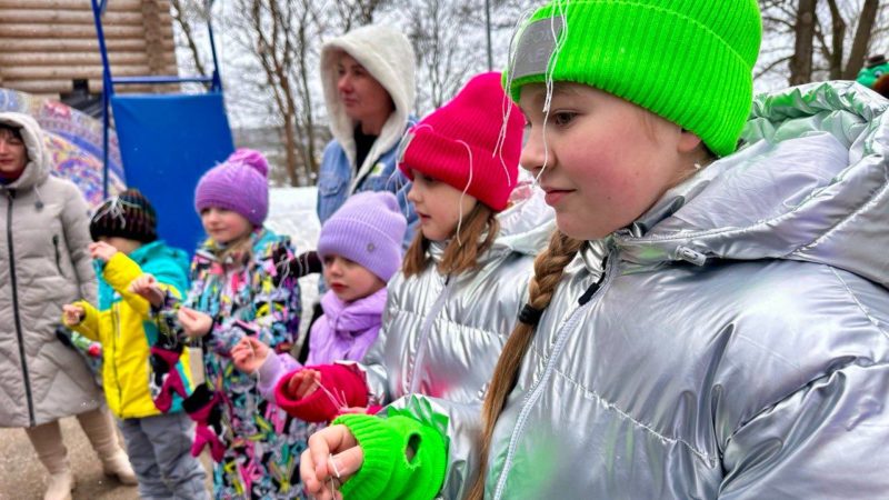 На Городке дарили цветы и комплименты