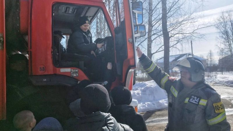 Пожарные и спасатели провели объектовые тренировки в местах массового пребывания людей