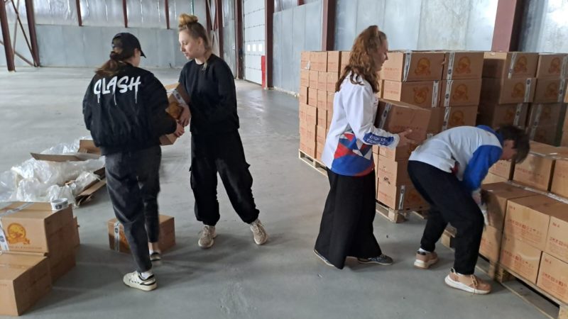 Волонтеры помогли представителям фонда «Троя» загрузить помощь  для бойцов СВО