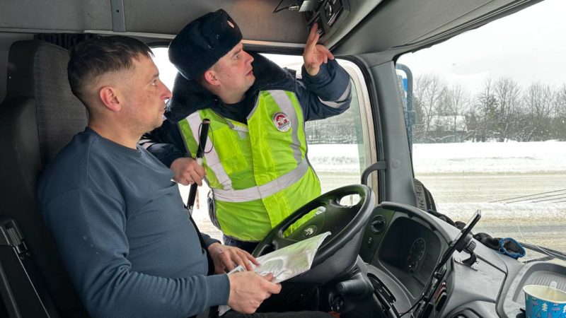 Госавтоинспекторы Рузского округа проверяют грузовой транспорт