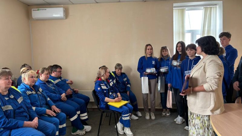 Молодогвардейцы навестили работников подстанции скорой помощи Рузы в их профессиональный праздник