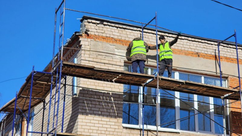 В Рузе приступили к отделке стен второго этажа детского сада