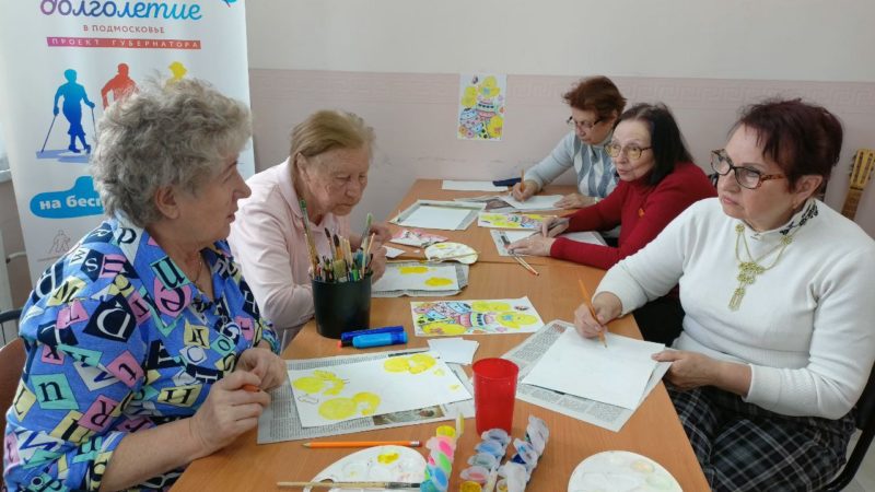 Рузские пенсионеры рисовали пасхальную атрибутику