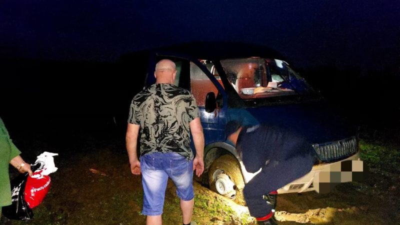 Работники ГКУ МО «Мособлпожспас» эвакуировали троих людей из застрявшего на бездорожье автомобиля в Рузском округе