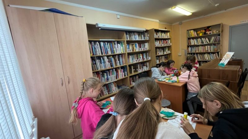 Старорузские ребята творили красоту из цветных салфеток