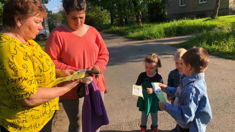 В Сытьково родителям напомнили, как уберечь детей от выпадения из окон