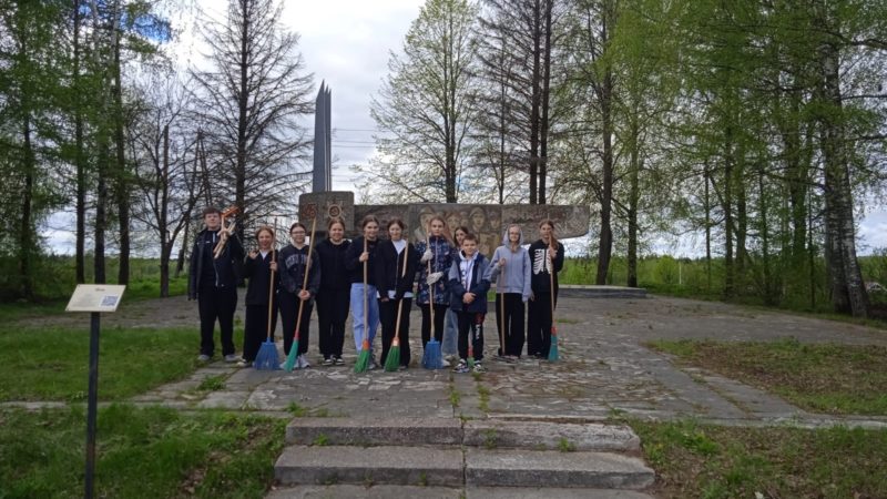 Нововолковские школьники убрали мусор на территории мемориала