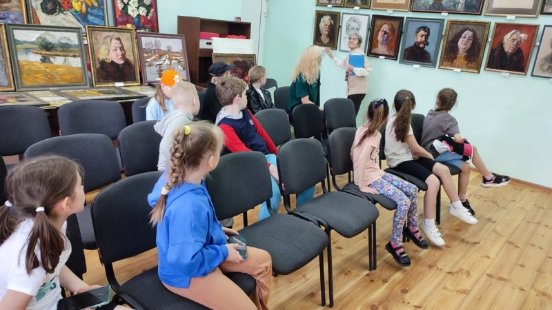 Ученики Тучковской школы искусств посетили выставку местного художника