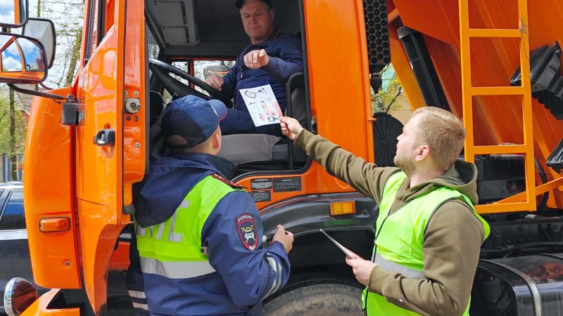 Сотрудники Госавтоинспекции проверили состояние грузовиков в Рузском округе