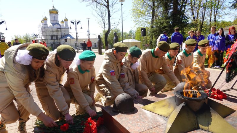 Молодогвардейцы возложили цветы к Вечному огню в Рузе