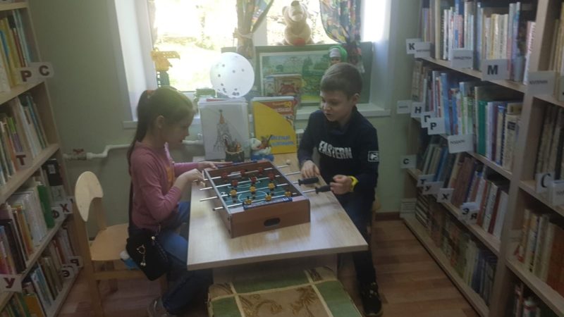 Юные тучковцы собрались в библиотеке поиграть