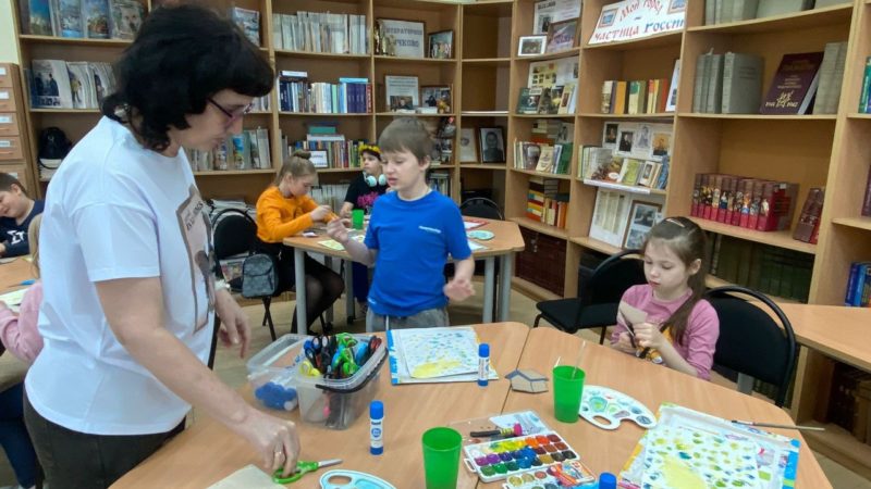 В Тучковской библиотеке делали аппликации из картона
