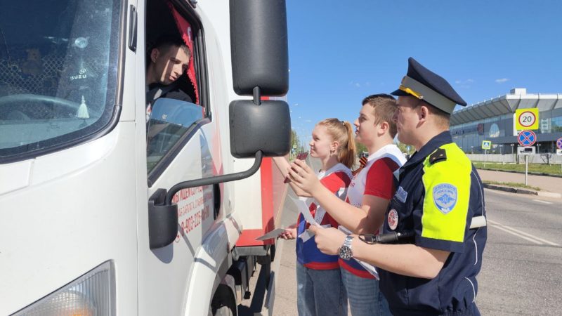 Рузские госавтоинспекторы продолжают проверки грузового транспорта