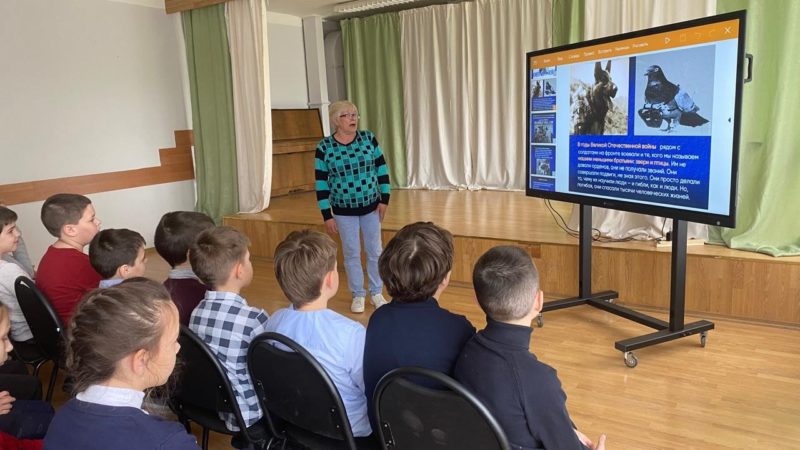 Сытьковским школьникам провели презентацию «Животные на войне»