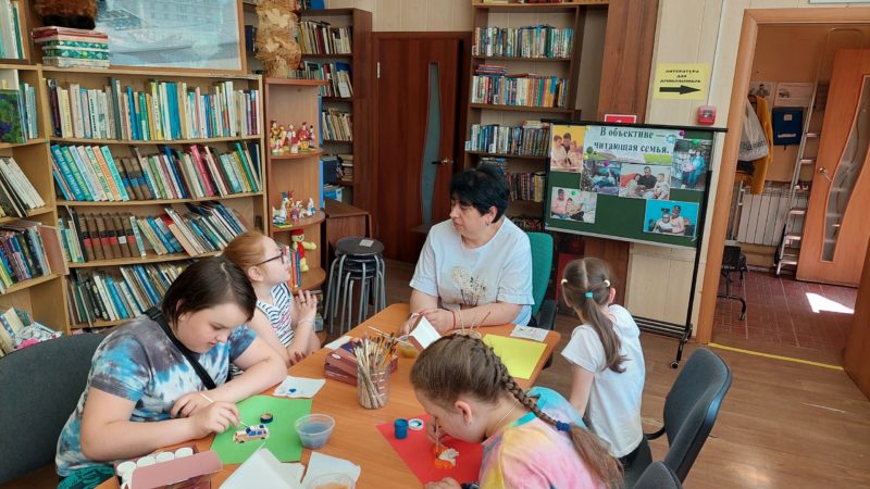 Юные дороховчане занимались раскрашиванием фигурок