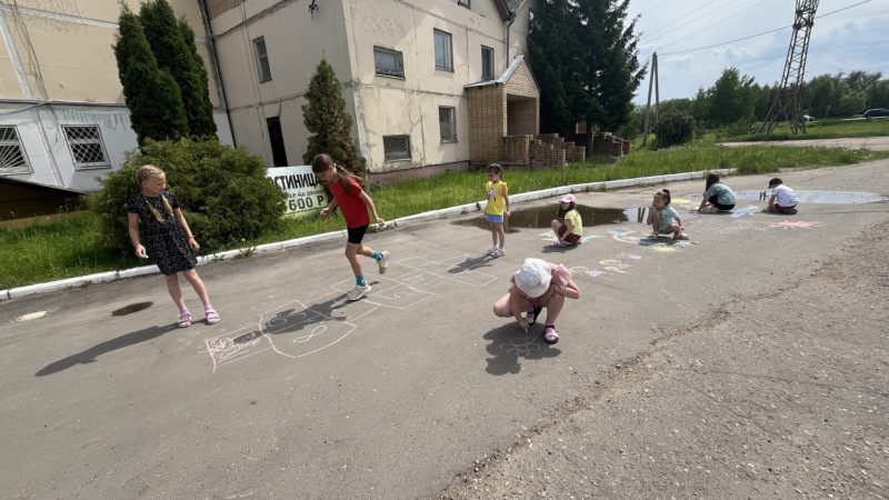 Старорузские ребята отгадывали загадки и рисовали на асфальте