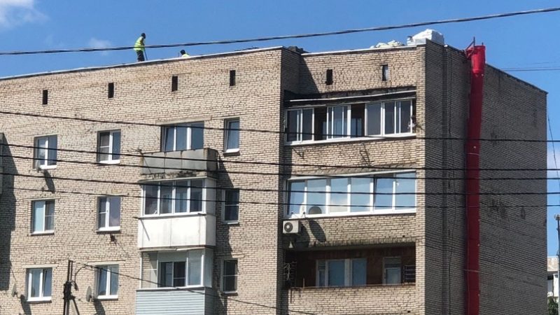 В Колюбакино заместитель главы Администрации Рузского городского округа Екатерина Волкова проконтролировала ход ремонта кровли дома №16 по улице Попова