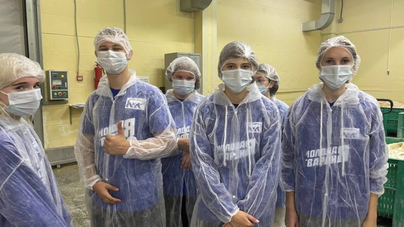 Рузским активистам «Молодой гвардии» показали, как производят мясную продукцию