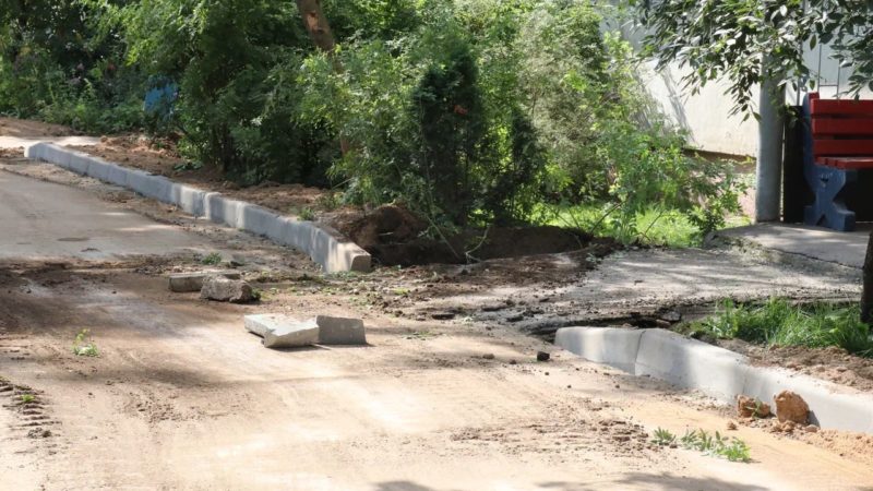 Николай Пархоменко проинспектировал состояние двора на улице Заводской в Тучково