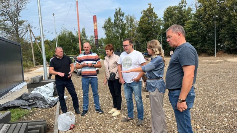 В поселке Дорохово на улице Стеклозаводская по Государственной программе Московской области «Спорт Подмосковья» идёт возведение многофункциональной хоккейной площадки