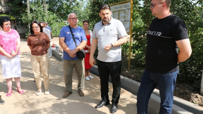 Глава Рузского городского округа Николай Пархоменко вместе с активными гражданами и окружными депутатами провёл обход территорий округа