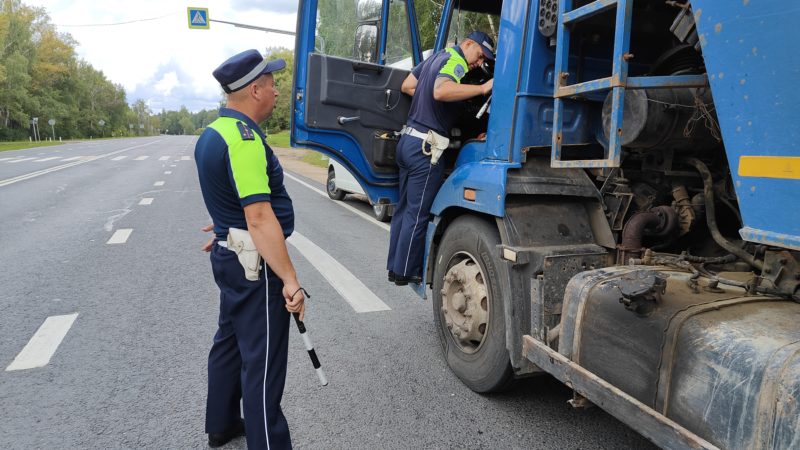 В Рузском округе госавтоинспекторы и общественники проверяли грузовики