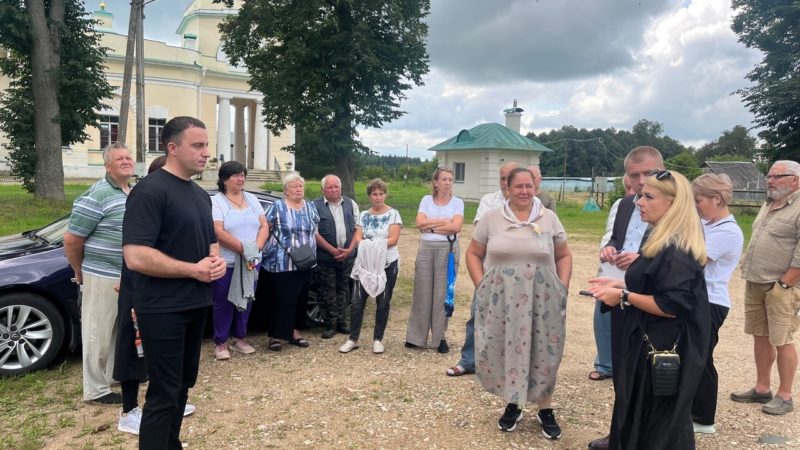 Заместитель главы Рузского городского округа Александр Погребной провели встречу с жителями и старостой села Архангельское