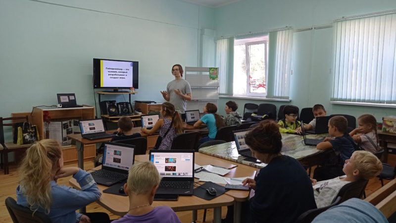 Юные тучковцы осваивали ноутбук в библиотеке