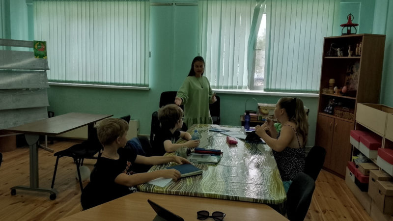 Юные тучковцы по-английски не только читают, но и делают зарядку