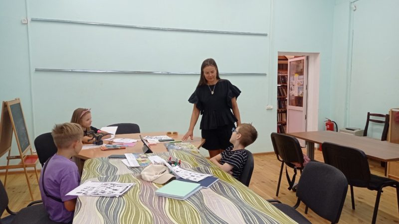 Тучковские ребята в библиотеке общались друг с другом по-английски