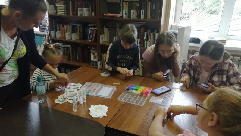 Юные дороховчане осваивали аквамозаику в библиотеке