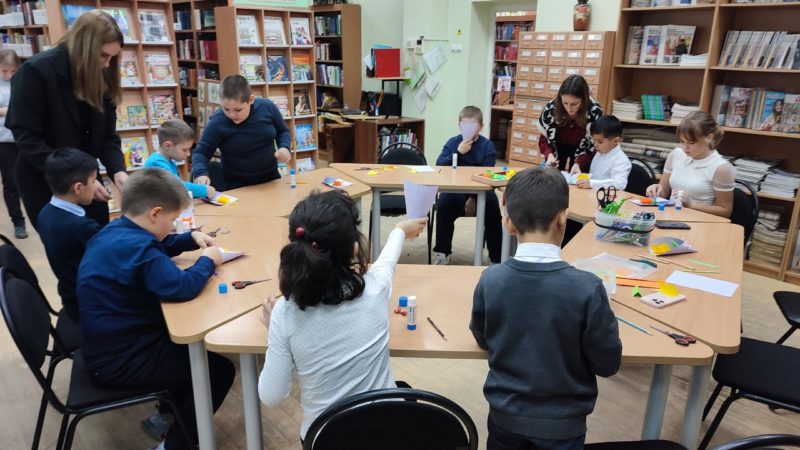 В Тучковской библиотеке делали букеты для бабушек и дедушек