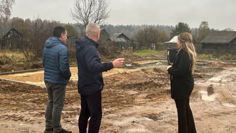 В деревне Орешки продолжается модернизация контейнерной площадки