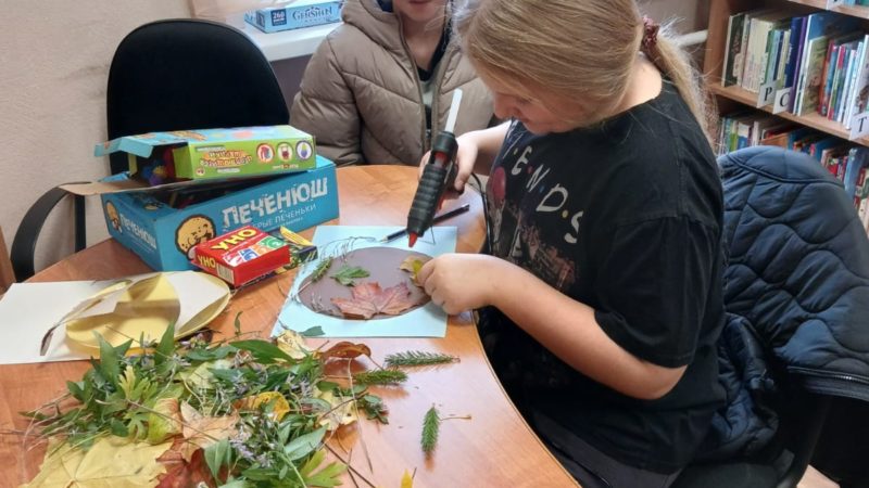 Юные орешковцы собрали дары осени и сделали панно