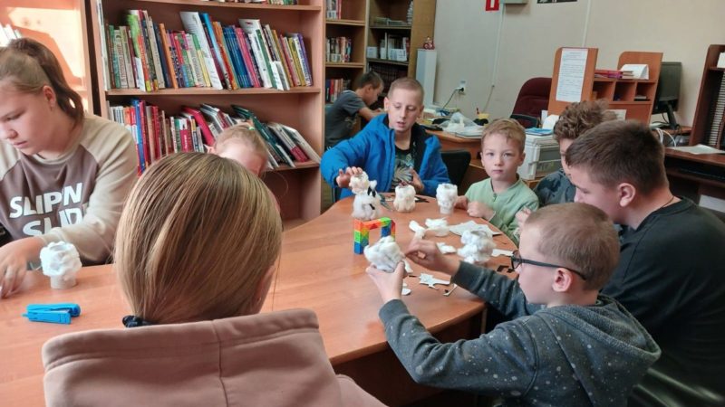 В Орешковской библиотеке мастерили барашков