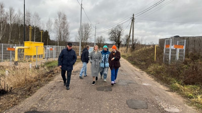 Жители деревни Устье обсудили насущные вопросы с заместителем главы округа