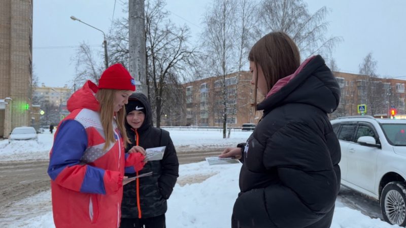 Волонтеры раздавали ружанам открытки с изображениями и описанием подвигов Героев Советского Союза