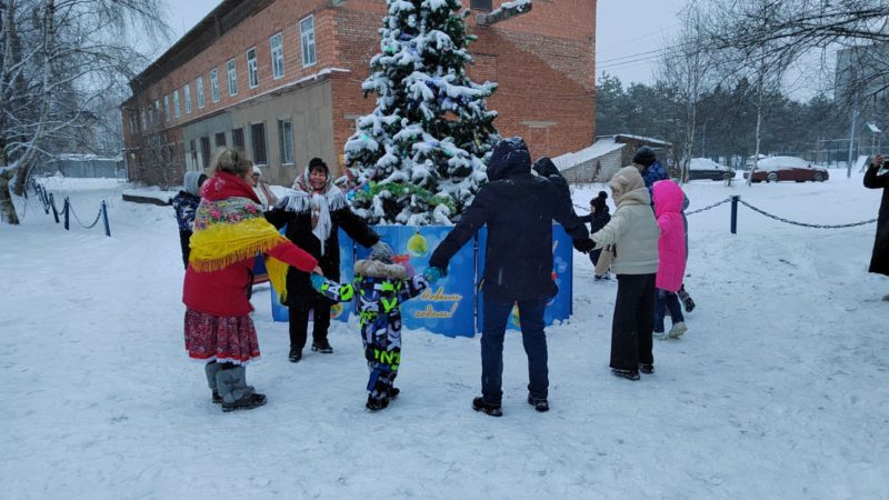 Сытьковчане наряжали деревенскую ёлку сами