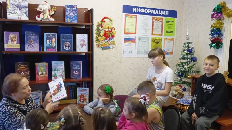 В Покровском прошла выставка «Новогодний книжный карнавал»