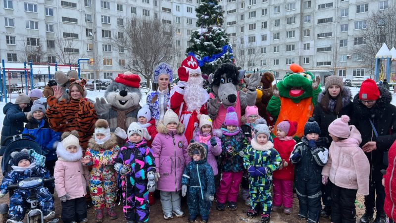 Сотрудники и участники клубных формирований Дома Культуры «Юбилейный» провели акцию «Наряди Ёлку» для жителей Восточного микрорайона п. Тучково