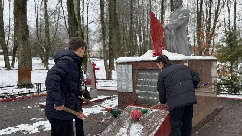 Рузские волонтеры провели уборку на территории братской могилы 