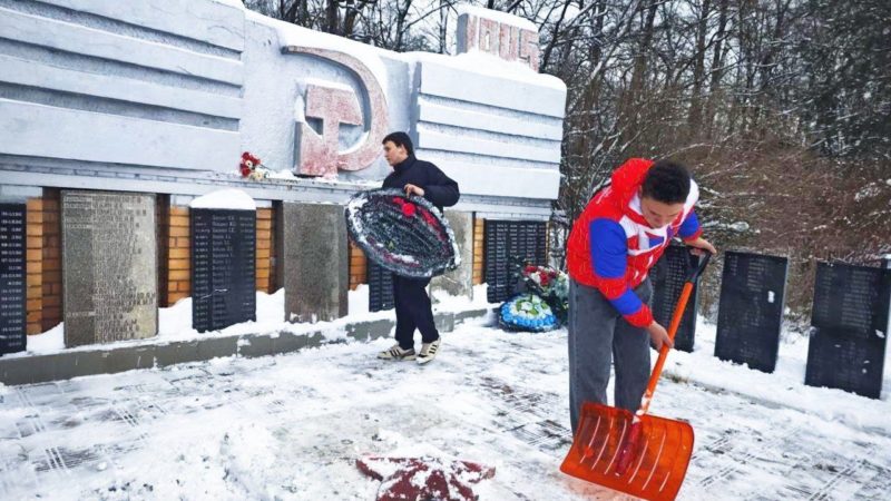 Волонтерский отряд «Космодемьянцы» вновь вышел на очистку памятников и обелисков