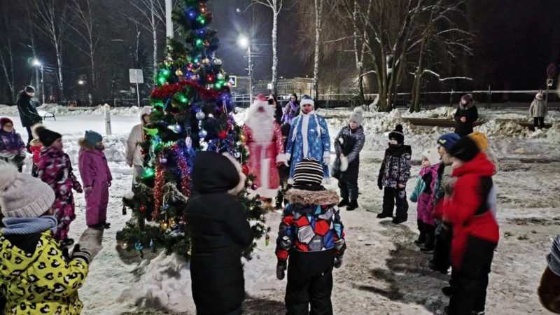 Сотрудники СДК Брикет совместно с СДК Никольское и Никольской сельской библиотекой приняли участие в акции «Наряди ёлку»