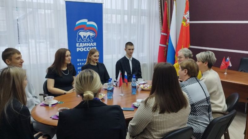 Единороссы пообщались с тучковскими студентами