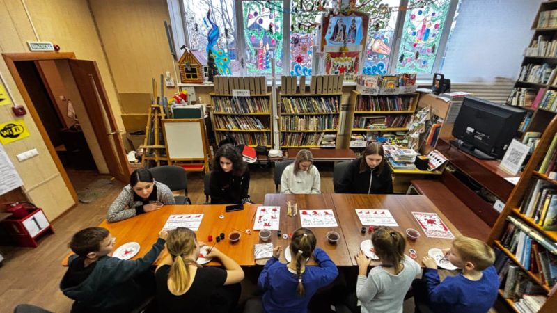 Юные дороховчане украсили декоративные тарелочки в технике мезенской росписи